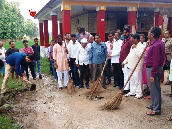 भाजपा नेताओं ने मंदिर पर चलाया स्वच्छता अभियान