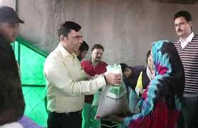 अंबाला में वन टाइम यूज प्लास्टिक के बदले में लोगों को मिल रहा चावल अंबाला में वन टाइम यूज प्लास्टिक के बदले में लोगों को मिल रहा चावल