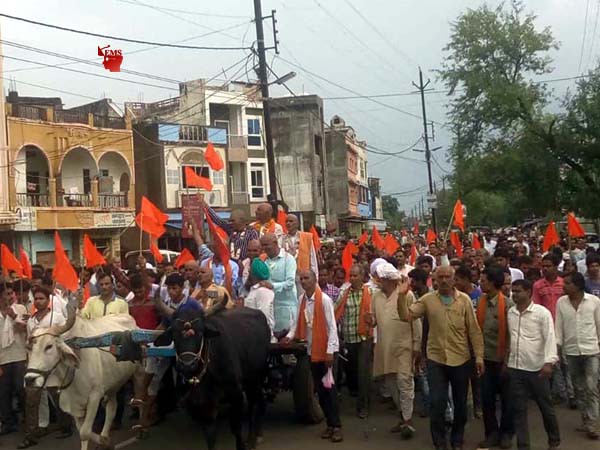 बेलगाड़ी पर बैठकर कलेक्ट्रेट पहुंचा किसान संघ, डिप्टी कलेक्टर को सौंपा ज्ञापन