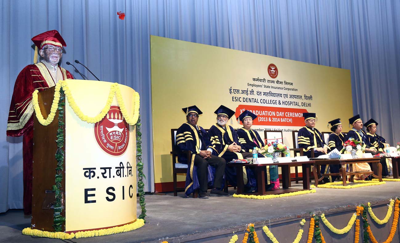 श्रम और रोजगार राज्य मंत्री संतोष कुमार गंगवार नई दिल्ली में बुधवार को रोहिणी के ईएसआईसी डेंटल कॉलेज एंड हॉस्पिटल के तृतीय स्नातक दिवस समारोह में संबोधित करते हुए। श्रम और रोजगार राज्य मंत्री संतोष कुमार गंगवार नई दिल्ली में बुधवार को रोहिणी के ईएसआईसी डेंटल कॉलेज एंड हॉस्पिटल के तृतीय स्नातक दिवस समारोह में संबोधित करते हुए।