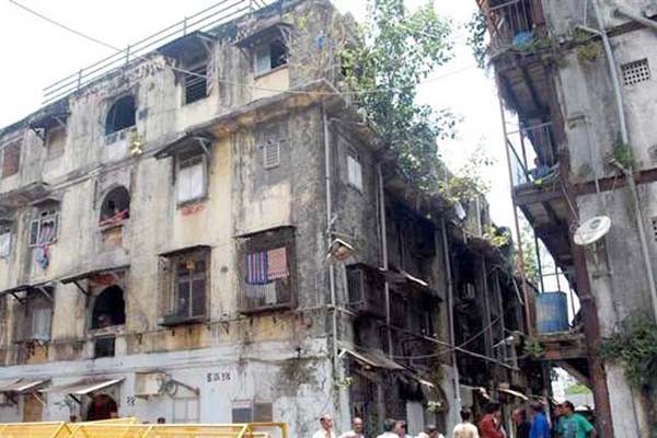 मुंबई में जर्जर हो रही इमारतें चिंता का विषय, अब तक सैकड़ों लोग बेघर - ७ महीने में ६२२ घटनाएं, ५१ लोगों की मौत, २२७ घायल मुंबई में जर्जर हो रही इमारतें चिंता का विषय, अब तक सैकड़ों लोग बेघर - ७ महीने में ६२२ घटनाएं, ५१ लोगों की मौत, २२७ घायल