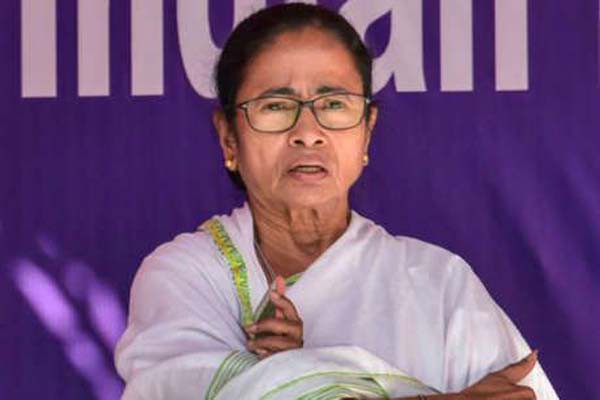 एयरपोर्ट पर ममता ने जशोदाबेन से की मुलाकात एयरपोर्ट पर ममता ने जशोदाबेन से की मुलाकात