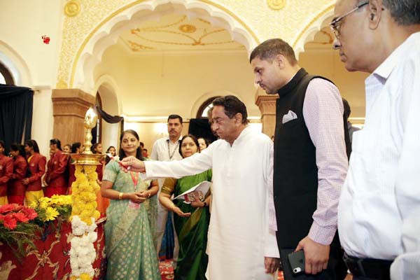 शिक्षक समाज सेवक के रूप में काम करें : कमलनाथ शिक्षक समाज सेवक के रूप में काम करें : कमलनाथ