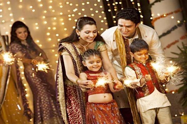 आतिशबाजी के समय बच्चों का रखें ध्यान आतिशबाजी के समय बच्चों का रखें ध्यान