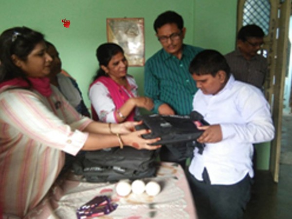 दृष्टि बाधित बच्चों में ब्रेल किट का वितरण दृष्टि बाधित बच्चों में ब्रेल किट का वितरण