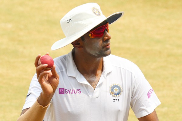 अश्विन ने की मुरलीधरन की बराबरी, सबसे कम मैच में 350 टेस्ट विकेट लिए