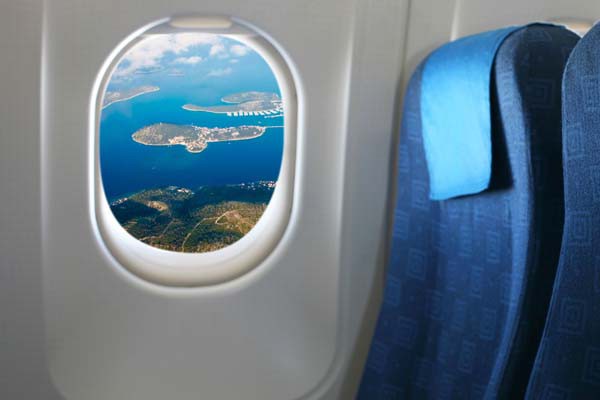 विमान की खिडकी वाली सीट बचा सकती है बीमार होने से   -शोधकर्ताओं ने किया दावा 