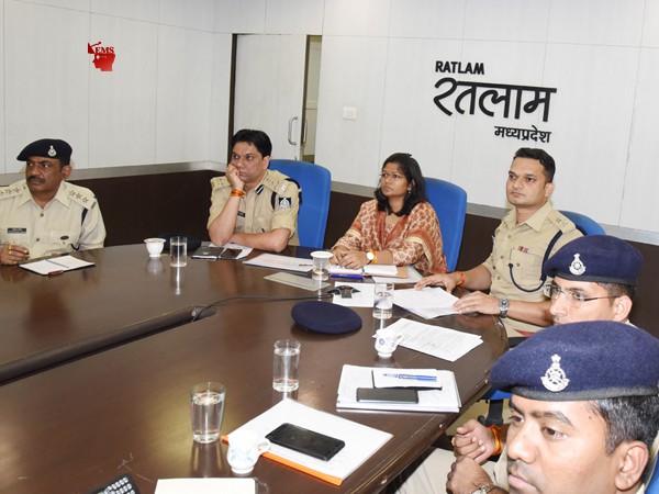 आईजी राकेश गुप्ता ने वीसी लेकर कानून व्यवस्था के संबंध में दिए निर्देश आईजी राकेश गुप्ता ने वीसी लेकर कानून व्यवस्था के संबंध में दिए निर्देश
