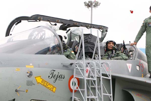 तेजस में उड़ान भरना रहा अद्भुत : राजनाथ सिंह -तेजस में सवार होने से पहले रक्षामंत्री ने पहनी पायलट की यूनिफॉर्म 