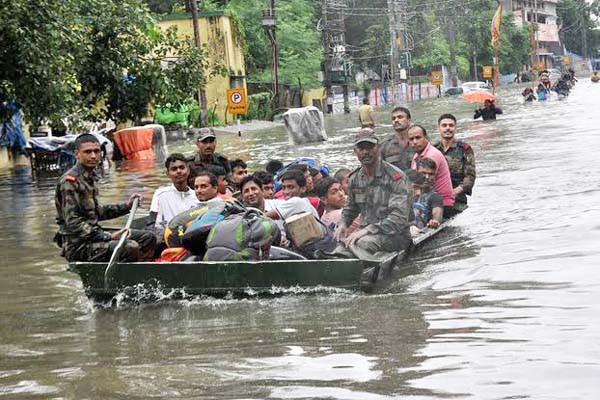 देश भर में भारी बारिश, यूपी-बिहार बेहाल 4 दिनों में 120 की मौत देश भर में भारी बारिश, यूपी-बिहार बेहाल 4 दिनों में 120 की मौत