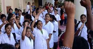 दिल्ली के सरकारी अस्पतालों में नर्स का विरोध 