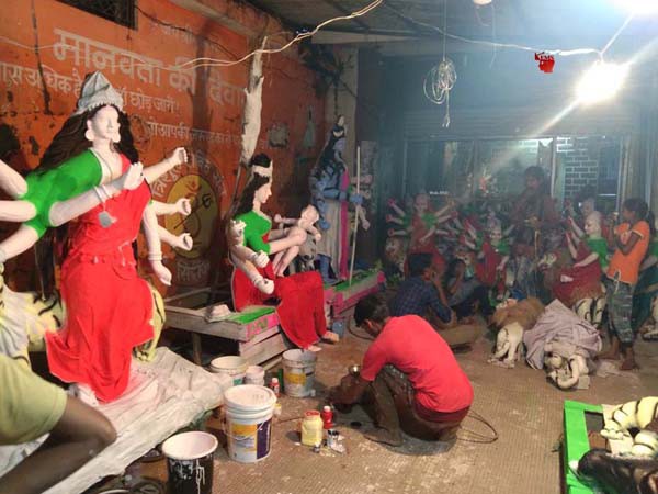 मूर्ति कलाकारों ने प्रतिमाओं में रंग भरना किया शुरू मूर्ति कलाकारों ने प्रतिमाओं में रंग भरना किया शुरू