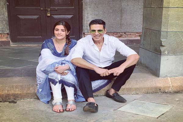नुपूर के दुपट्टे की वजह से ट्रोल हो गए अक्षय कुमार नुपूर के दुपट्टे की वजह से ट्रोल हो गए अक्षय कुमार
