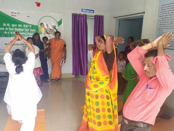 स्वस्थ्य व्यक्ति के लिए दवा और योग दोनो जरूरी निरोगी काया अभियान के अंतर्गत मरीजों को कराया गया योगाभ्यास स्वस्थ्य व्यक्ति के लिए दवा और योग दोनो जरूरी निरोगी काया अभियान के अंतर्गत मरीजों को कराया गया योगाभ्यास