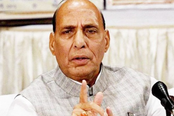 रक्षामंत्री राजनाथ ने फ्रांस राष्ट्रपति मैक्रों से की बातचीत - दोनों नेताओं ने द्विपक्षीय रक्षा साझेदारी की समीक्षा की रक्षामंत्री राजनाथ ने फ्रांस राष्ट्रपति मैक्रों से की बातचीत - दोनों नेताओं ने द्विपक्षीय रक्षा साझेदारी की समीक्षा की