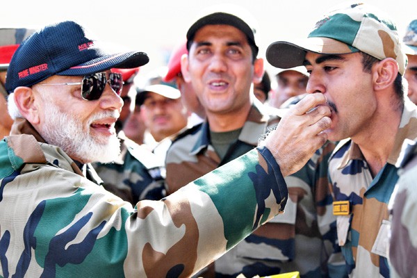 राजौरी में जवानों के साथ दिवाली मनाकर बोले पीएम मोदी, सैनिकों के पराक्रम के चलते कठिन निर्णय संभव राजौरी में जवानों के साथ दिवाली मनाकर बोले पीएम मोदी, सैनिकों के पराक्रम के चलते कठिन निर्णय संभव