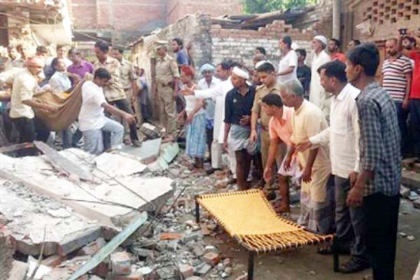 मऊ में सिलेंडर फटने से दो मंजिला इमारत जमींदोज, दस लोगों की मौत, 30 घायल - घायलों में छह की हालत गंभीर, सीएम योगी ने जताया शोक मऊ में सिलेंडर फटने से दो मंजिला इमारत जमींदोज, दस लोगों की मौत, 30 घायल - घायलों में छह की हालत गंभीर, सीएम योगी ने जताया शोक
