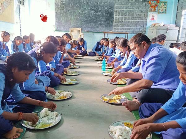 मध्यान्ह भोजन के आकस्मिक निरीक्षण के लिए कलेक्टर पहुंचे गौंझी मध्यान्ह भोजन के आकस्मिक निरीक्षण के लिए कलेक्टर पहुंचे गौंझी