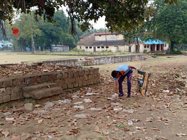 "हम हैं इंसान ग्रुप" ने मधुशाला बनते शिक्षा के मंदिरों कोे संवारने का काम शुरू किया "हम हैं इंसान ग्रुप" ने मधुशाला बनते शिक्षा के मंदिरों कोे संवारने का काम शुरू किया