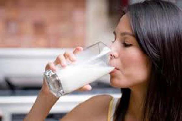 दूध मसल्स और हड्डियों के लिए बहुत फायदेमंद -अखरोट मिलाकर पीने से दोगुनी होगी शक्ति  