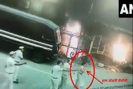 हाथ जोड़कर मिन्नतें करती रहीं डीसीपी हाथ जोड़कर मिन्नतें करती रहीं डीसीपी