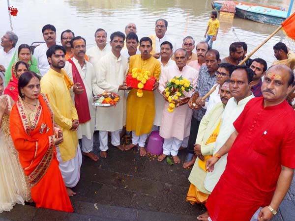 विशाल कलश शोभा यात्रा के साथ नवरात्रि महोत्सव का शुभारंभ विशाल कलश शोभा यात्रा के साथ नवरात्रि महोत्सव का शुभारंभ