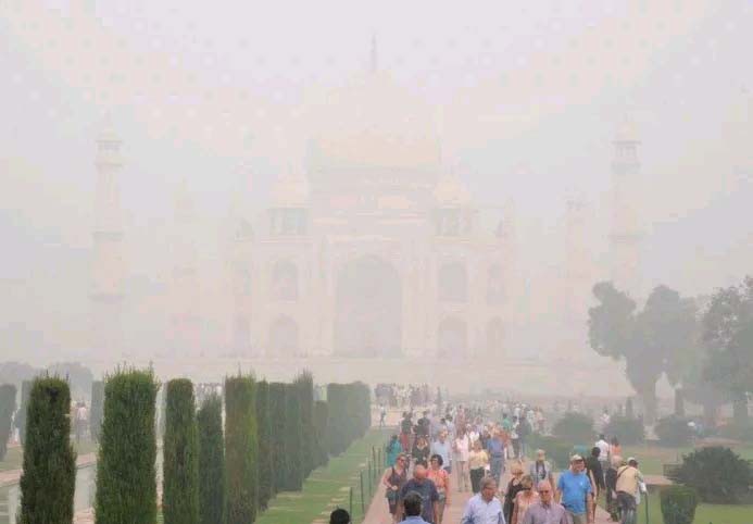 मास्क लगाकर ताज देखने पहुंच रहे पर्यटक, स्मॉग में छुपा सौंदर्य मास्क लगाकर ताज देखने पहुंच रहे पर्यटक, स्मॉग में छुपा सौंदर्य