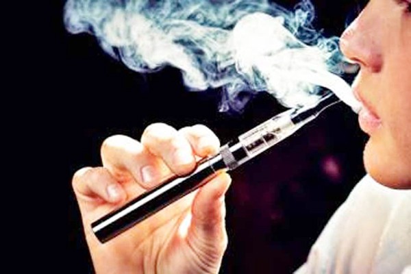 ई-सिगरेट पीने से महिलाओं में हो सकता है बांझपन का खतरा