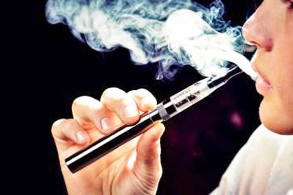 ई-सिगरेट पीने से महिलाओं में हो सकता है बांझपन का खतरा ई-सिगरेट पीने से महिलाओं में हो सकता है बांझपन का खतरा