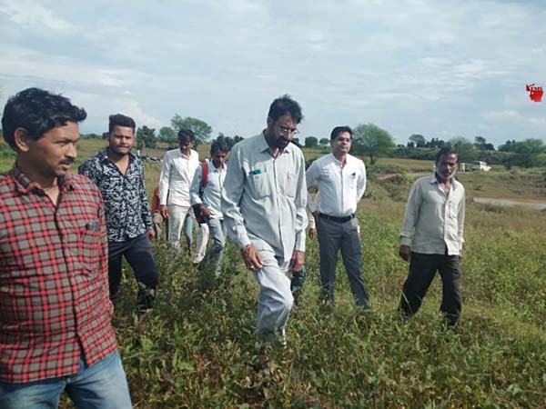 बाढ़ प्रभावित फसलों का जायजा लेने पहुंचे विधायक खेतों में पहुंचकर किया फसल का सर्वे, उचित मुआवजे का आश्वासन बाढ़ प्रभावित फसलों का जायजा लेने पहुंचे विधायक खेतों में पहुंचकर किया फसल का सर्वे, उचित मुआवजे का आश्वासन