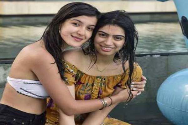 खुशी और शनाया ने पूल में जमकर की मस्ती -इंटरनेट पर छाईं तस्वीरें खुशी और शनाया ने पूल में जमकर की मस्ती -इंटरनेट पर छाईं तस्वीरें