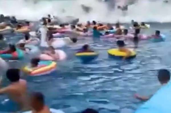 वॉटर पार्क में उठी सुनामी जैसी लहरें, 44 लोग घायल वॉटर पार्क में उठी सुनामी जैसी लहरें, 44 लोग घायल