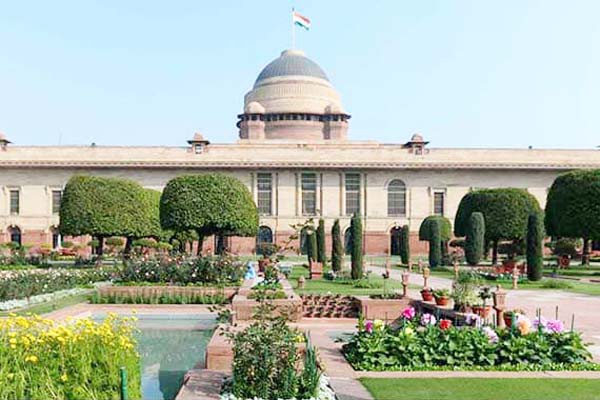 राष्ट्रपति भवन में निकला कोबरा सांप, मचा हड़कंप राष्ट्रपति भवन में निकला कोबरा सांप, मचा हड़कंप