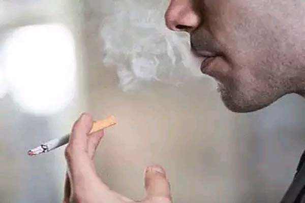 धूम्रपान छोड़ने के बावजूद बना रहता है कैंसर का खतरा -15 साल बाद भी हो गया फेफड़े और सांस की नली में कैंसर  