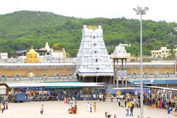 तिरुपति बालाजी में उमड़ा श्रद्धालुओं का हुजूम, 45,637 भक्तो ने कराया मुंडन तिरुपति बालाजी में उमड़ा श्रद्धालुओं का हुजूम, 45,637 भक्तो ने कराया मुंडन