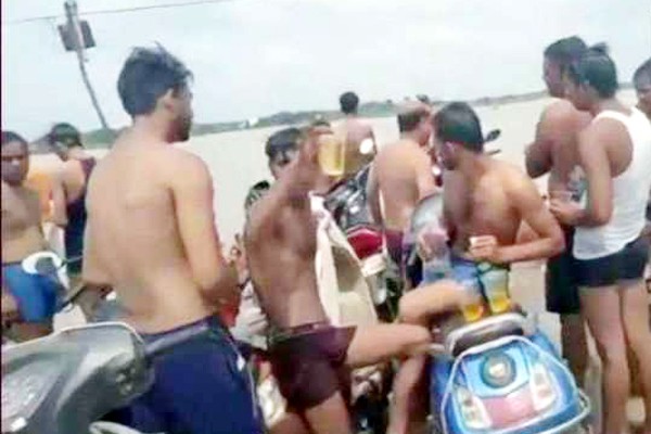 पवित्र गढ़ मुक्‍तेश्‍वर घाट पर शराब सेवन कर रहे कांवड़ियों का वीडियो वायरल, होगी कार्रवाई 