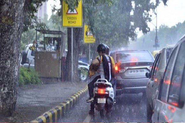 दिल्ली-एनसीआर में झमाझम बारिश, छाए काले बादल दिल्ली-एनसीआर में झमाझम बारिश, छाए काले बादल