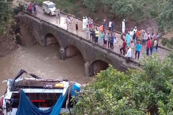 रीछन नदी में बस गिरने से 7 यात्रियों की मौत रात डेढ बजे भोपाल से छतरपुर जा रही थी यात्री बस रीछन नदी में बस गिरने से 7 यात्रियों की मौत रात डेढ बजे भोपाल से छतरपुर जा रही थी यात्री बस