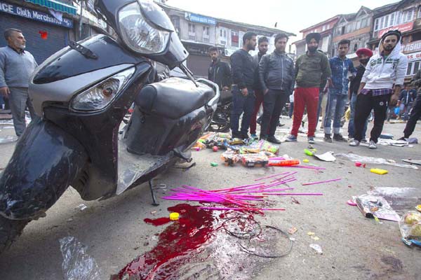 श्रीनगर में आतंकियों के ग्रेनेड अटैक में एक की मौत, 25 घायल श्रीनगर में आतंकियों के ग्रेनेड अटैक में एक की मौत, 25 घायल