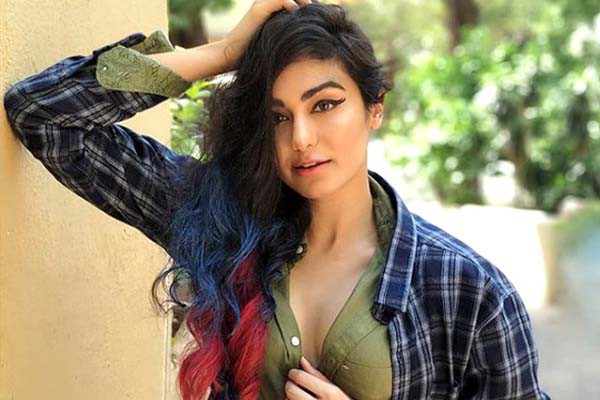 अदा शर्मा ने अपनी अदाओं से फैन्स को बनाया दीवाना अदा शर्मा ने अपनी अदाओं से फैन्स को बनाया दीवाना