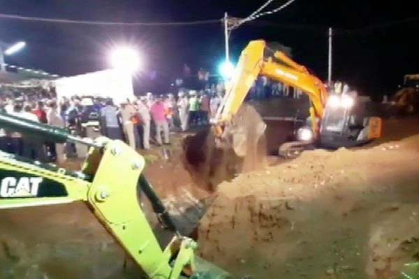 2 वर्षीय बच्चा खेलते समय 25 फुट गहरे बोरवेल में गिरा, रेस्क्यू जारी 2 वर्षीय बच्चा खेलते समय 25 फुट गहरे बोरवेल में गिरा, रेस्क्यू जारी
