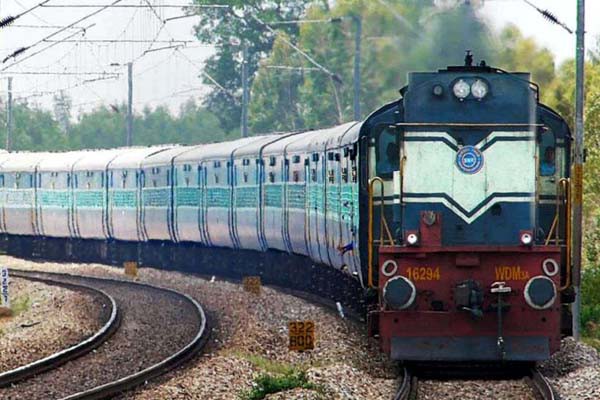 तेजस के बाद 150 ट्रेनों को प्राइवेट हाथों में सौंपने जा रही सरकार तेजस के बाद 150 ट्रेनों को प्राइवेट हाथों में सौंपने जा रही सरकार