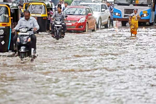 पुणे में भारी बारिश से बाढ़, अबतक 17 लोगों की मौत पुणे में भारी बारिश से बाढ़, अबतक 17 लोगों की मौत