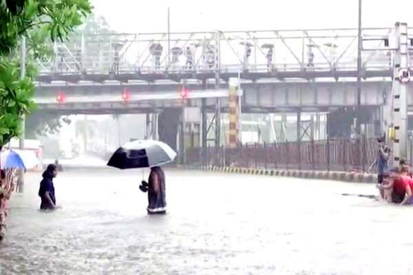 मुंबई में भारी बारिश का कहर, सड़कें बनी समंदर - लोकल रद्द, फ्लाइट डायवर्ट, स्कूल-ऑफिस बंद