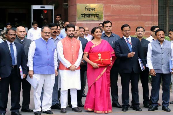 ब्रीफकेस की जगह बहीखाता बना बजट - लाला मखमली कपड़े में लपेटकर लाईं बजट वित्त मंत्री निर्मला सीतारमण ब्रीफकेस की जगह बहीखाता बना बजट - लाला मखमली कपड़े में लपेटकर लाईं बजट वित्त मंत्री निर्मला सीतारमण