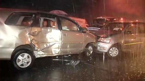 मुंबई में आफत की वर्षा, अंधेरी में कम दृश्यता के कारण तीन कारें टकराई, आठ घायल मुंबई में आफत की वर्षा, अंधेरी में कम दृश्यता के कारण तीन कारें टकराई, आठ घायल