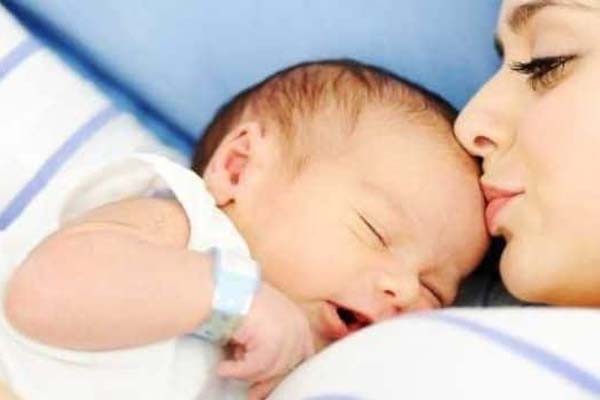 समय पूर्व पैदा हुए शिशु के लिए मां का दूध वरदान -स्तनपान से दिमाग होता है मजबूत 