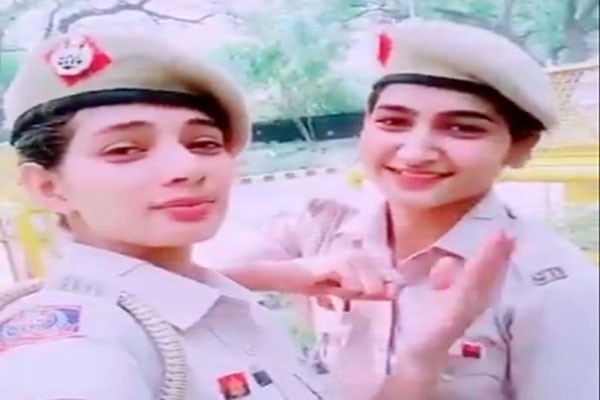 दिल्ली की महिला पुलिसकर्मियों का टिकटॉक वीडियो वायरल दिल्ली की महिला पुलिसकर्मियों का टिकटॉक वीडियो वायरल