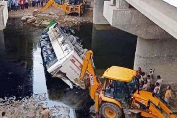आगरा-यमुना एक्सप्रेस वे पर बड़ा हादसा -बस खाई में गिरी, 29 की मौत आगरा-यमुना एक्सप्रेस वे पर बड़ा हादसा -बस खाई में गिरी, 29 की मौत