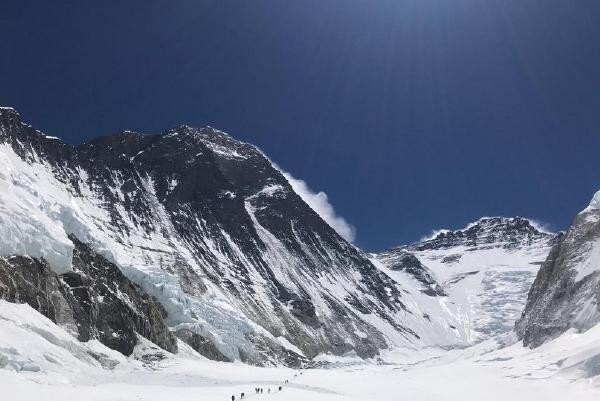 खराब मौसम से माउंट एवरेस्ट पर पर्वतारोहियों की मौत